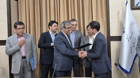 تفاهم نامه سه جانبه احداث و بهره برداری از نیروگاه خورشیدی بین مجتمع آموزش عالی گناباد، استانداری خراسان رضوی و سازمان انرژی های تجدیدپذیر